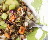 Salat aus Linsen, Gurke, Sellerie und Karotte