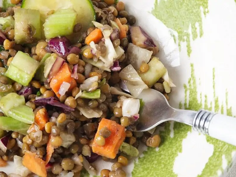 Salat aus Linsen, Gurke, Sellerie und Karotte