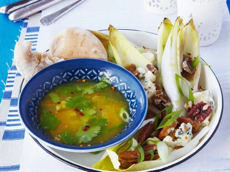 Gegrillter Chicoreesalat mit Nüssen, Gorgonzola und Orangenvinaigrette