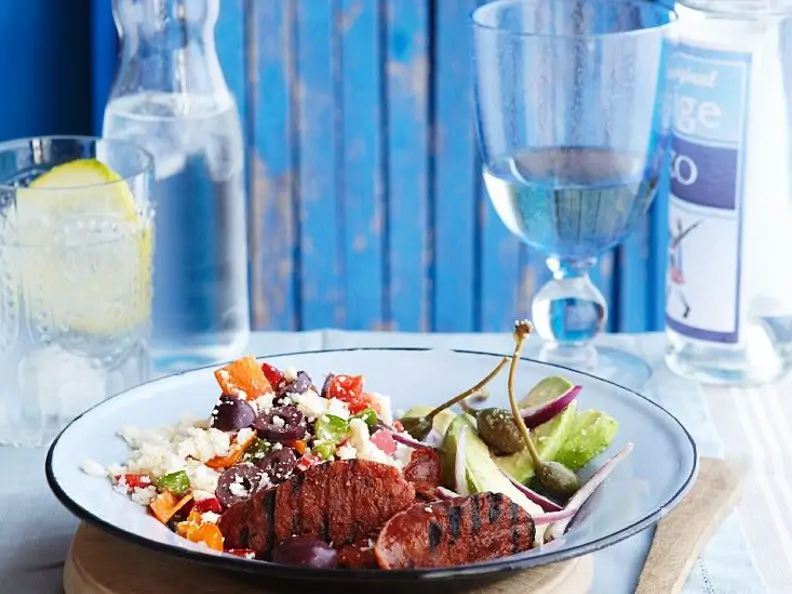 Couscoussalat mit Avocado und spanischer Wurst