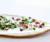 Flammkuchen mit Zwiebeln und Speck
