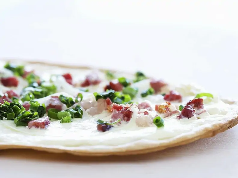 Flammkuchen mit Zwiebeln und Speck