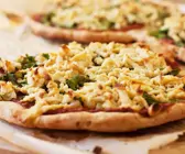 Pizza mit Oliven, Spinat, Cashew-Käse und Marinarasoße (glutenfrei)