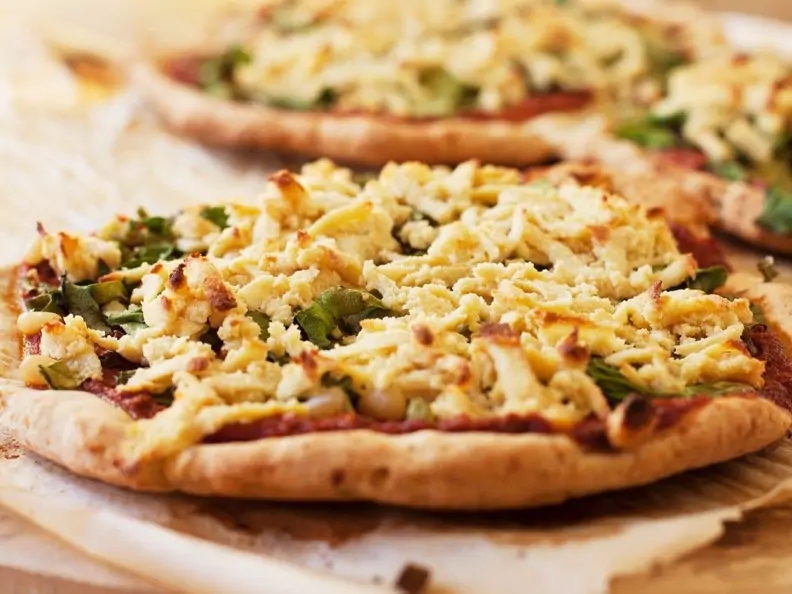 Pizza mit Oliven, Spinat, Cashew-Käse und Marinarasoße (glutenfrei)