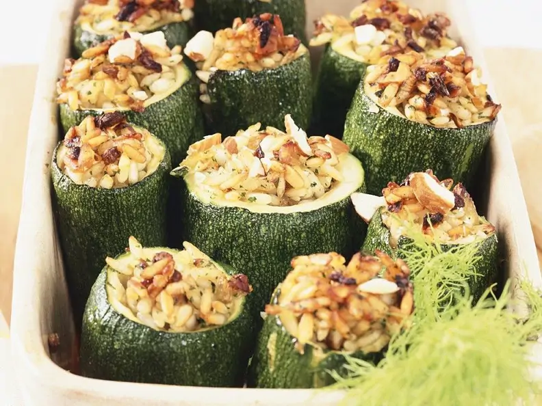 Gefüllte Zucchini mit Fenchel und Reis