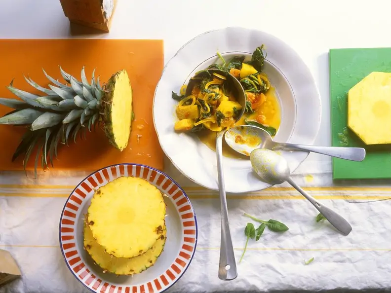 Curry mit Ananas, Spinat, Zwiebeln und Tomaten