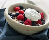 Joghurt mit Haferflocken und Beeren