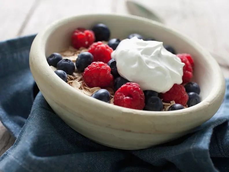 Joghurt mit Haferflocken und Beeren