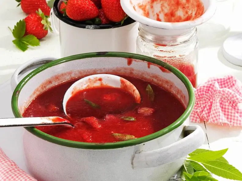 Marmelade aus Erdbeeren, Rhabarber mit Zitronenverbene
