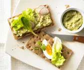 Knäckebrot mit Eier-Avocado-Aufstrich