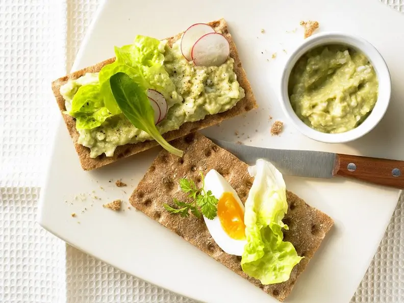 Knäckebrot mit Eier-Avocado-Aufstrich