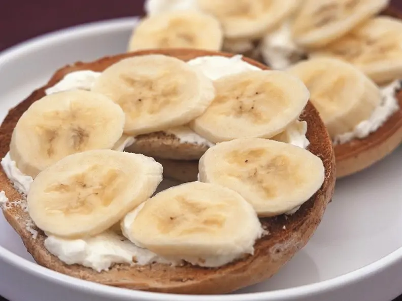 Frischkäsebagel mit Banane