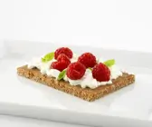 Brot mit Hüttenkäse und Beeren