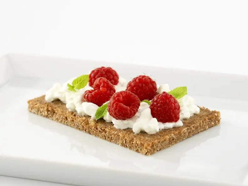 Brot mit Hüttenkäse und Beeren