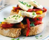 Bruschetta mit Ziegenkäse und Paprika