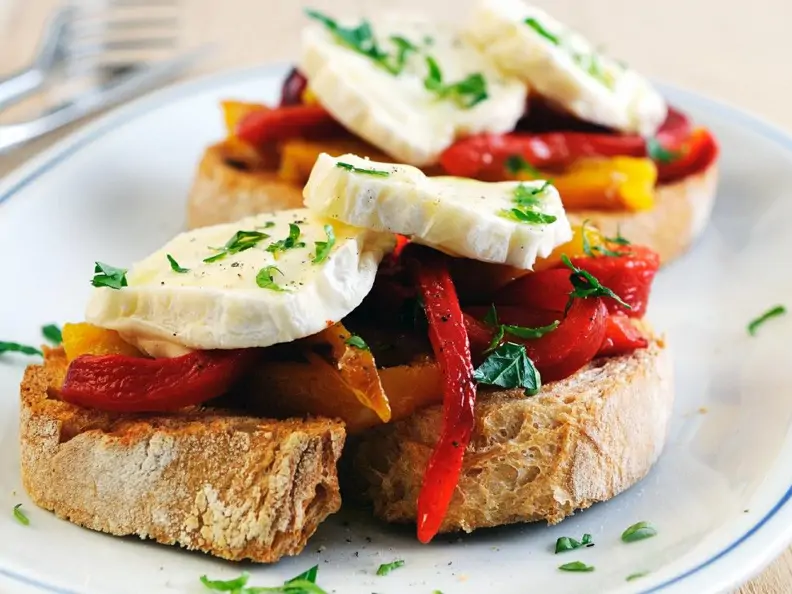 Bruschetta mit Ziegenkäse und Paprika