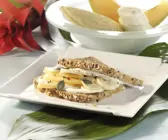 Brot mit Melone und Ziegenkäse