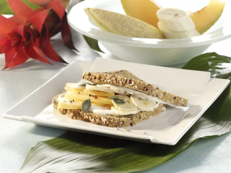 Brot mit Melone und Ziegenkäse