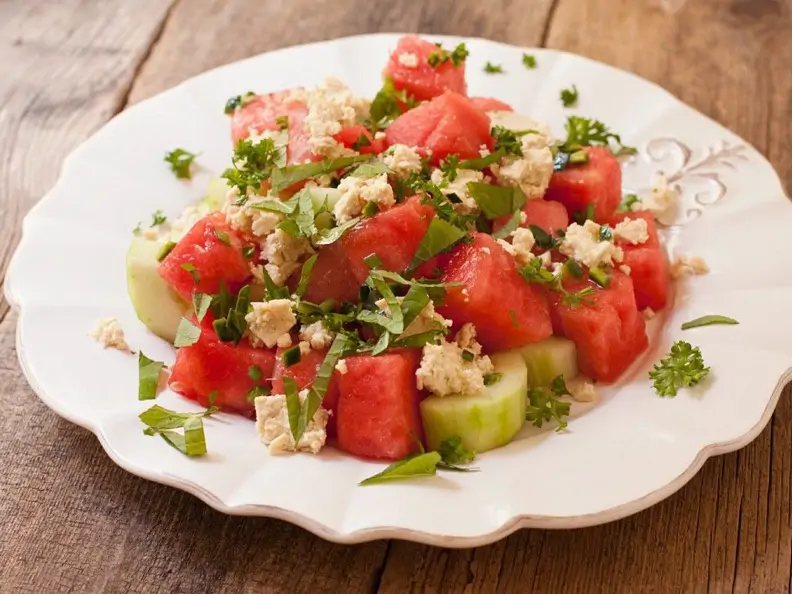Melonensalat mit Tofu und Gurke