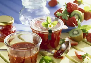 Erdbeer-Rhabarber-Marmelade mit Kiwi