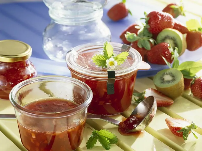 Erdbeer-Rhabarber-Marmelade mit Kiwi