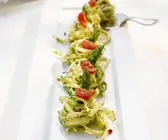 Pastanester mit Spargel und Tomaten