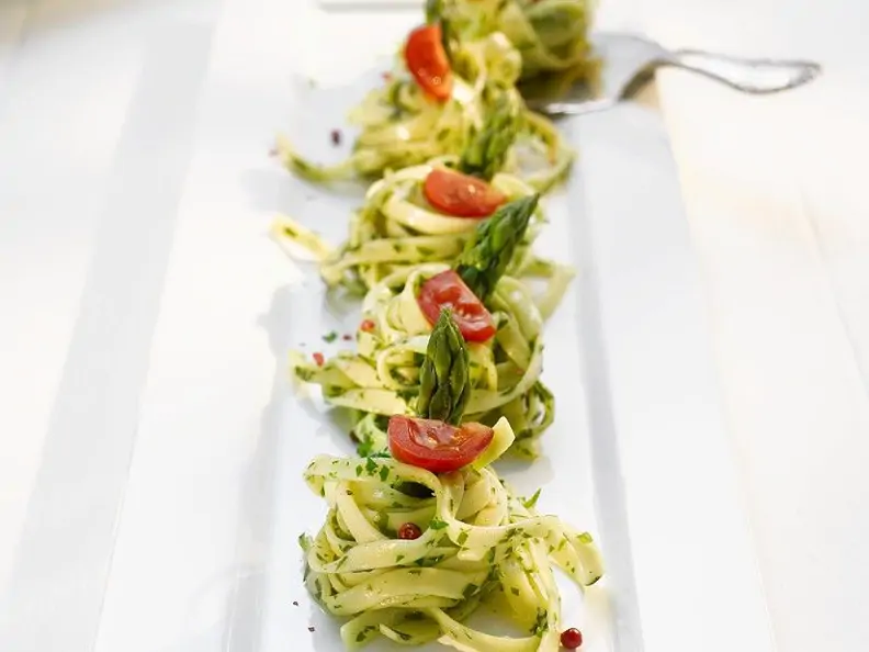Pastanester mit Spargel und Tomaten