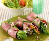Röllchen vom Roastbeef mit Salat
