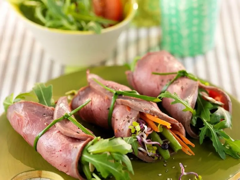 Röllchen vom Roastbeef mit Salat
