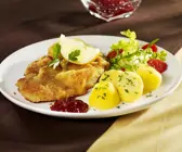 Paniertes Schnitzel vom Kalb mit Kartoffeln