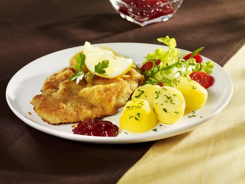 Paniertes Schnitzel vom Kalb mit Kartoffeln
