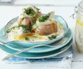 Kartoffeln aus der Folie mit Hering und Soße