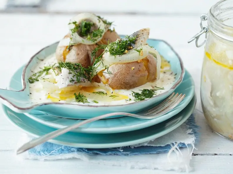 Kartoffeln aus der Folie mit Hering und Soße