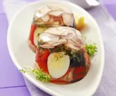 Aspik mit Wachtelei, Schinken, Oliven und Paprika