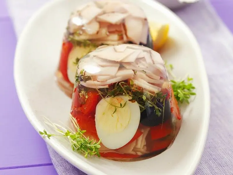 Aspik mit Wachtelei, Schinken, Oliven und Paprika