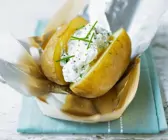 Kartoffeln in Alufolie mit Kräuterquark