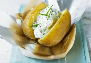 Kartoffeln in Alufolie mit Kräuterquark