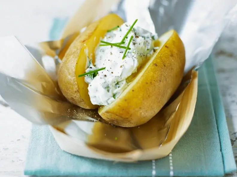 Kartoffeln in Alufolie mit Kräuterquark
