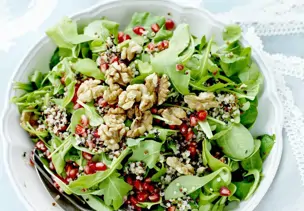 Quinoasalat mit Walnüssen und Granatapfel