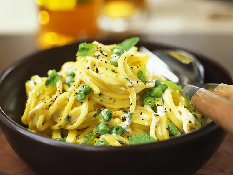 Pasta mit Minze und Erbsen