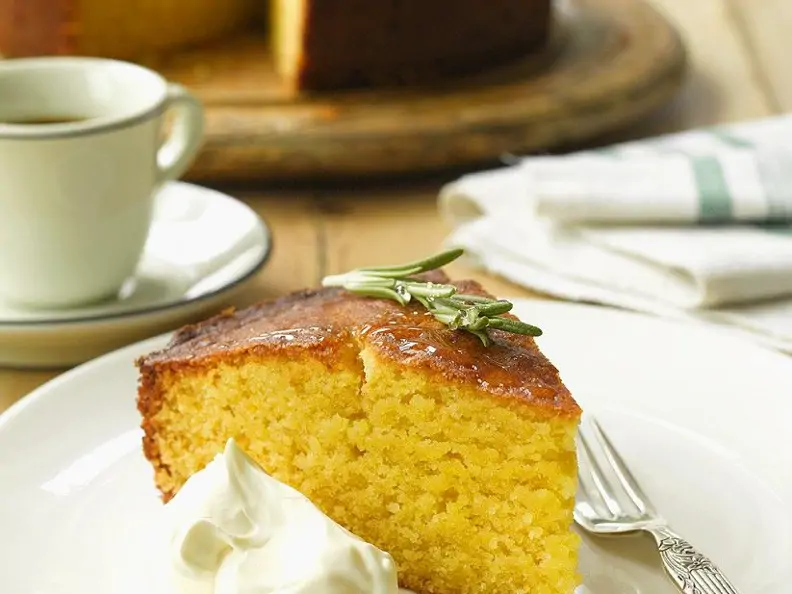 Polentakuchen mit Honig
