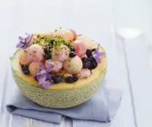 Melone gefüllt mit Borretsch und Pistazien