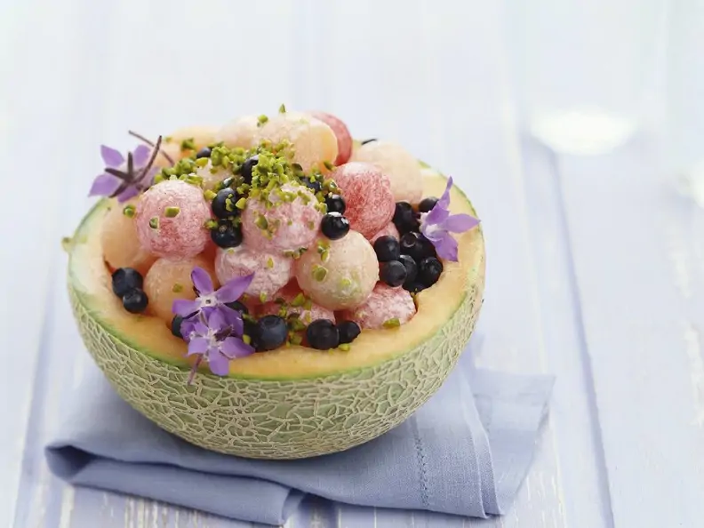 Melone gefüllt mit Borretsch und Pistazien