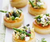Pasteten mit Rührei, Pilzen, Spargel und Ziegenkäse