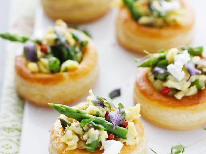 Pasteten mit Rührei, Pilzen, Spargel und Ziegenkäse