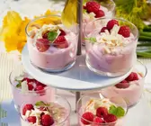 Creme mit Himbeeren