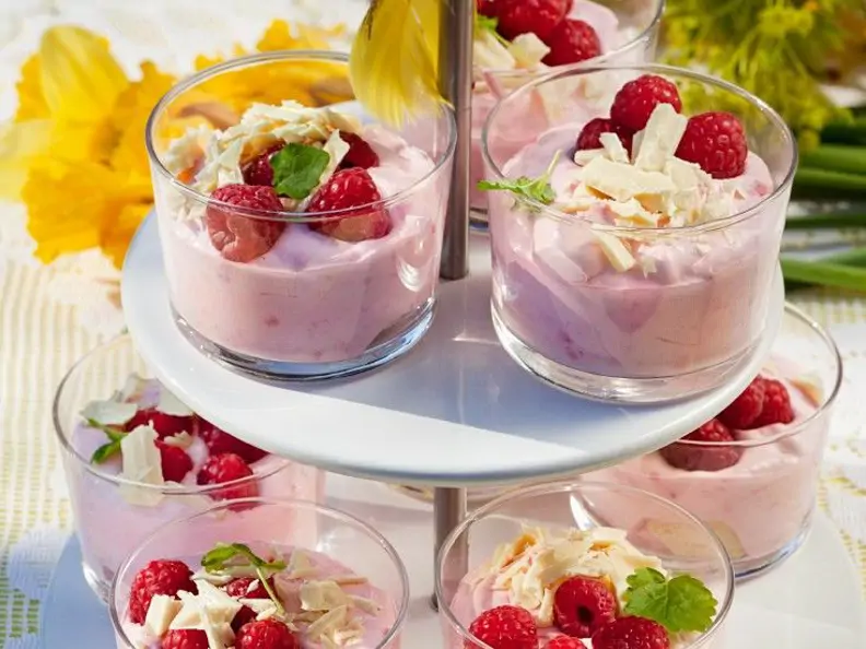 Creme mit Himbeeren