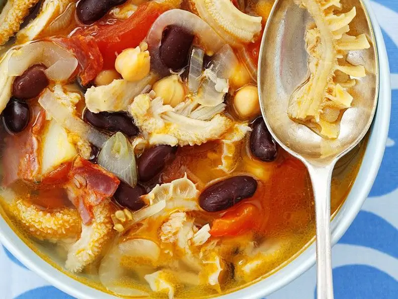 Kuttelsuppe mit Gemüse und spanischer Wurst