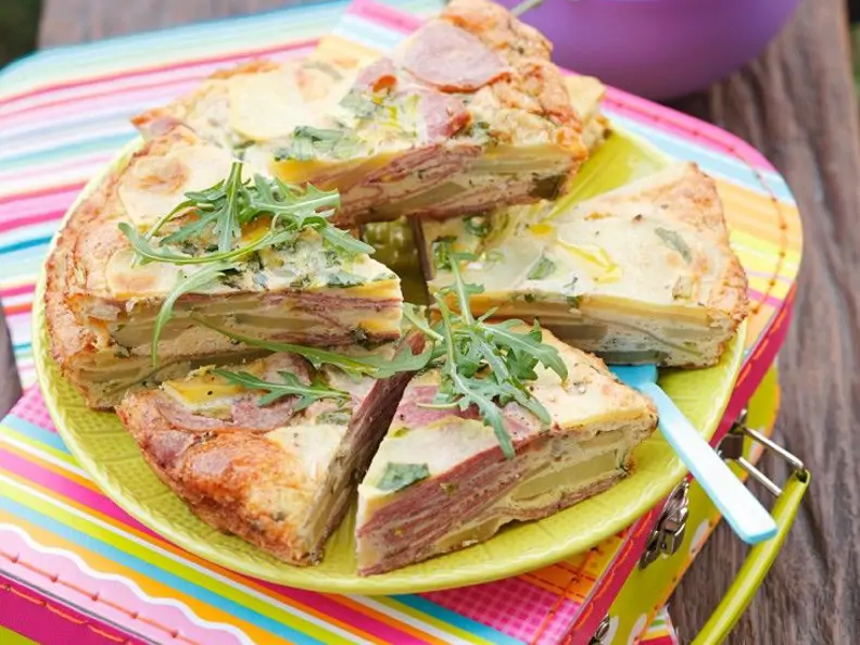 Tortilla mit Wurst und Paprika