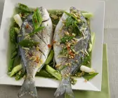 Dorade in scharfem Öl mit Nüssen und Frühlingszwiebeln